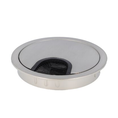 Passage de câbles massif de haute qualité en zamak, Ø80 mm pour bureau avec joint brosse, surface : aspect inox. Guide-câbles de table Passage de câbles de SISO / Danemark