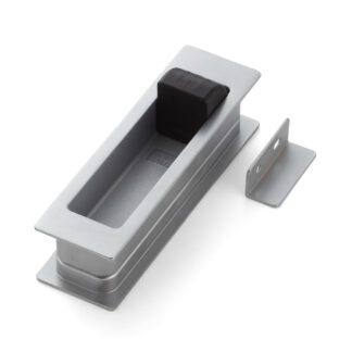 Coque de poignée d’entrée en alliage de zinc avec bouchon de porte rabattable intégré, finition: chromé, satiné mat, 135 mm (5.4 ») HH-P135DC. Poignée d’entrée HH-P135DC avec butée pour porte coulissante, par Sugatsune / LAMP® (Japon)