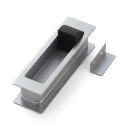 Coque de poignée d’entrée en alliage de zinc avec bouchon de porte rabattable intégré, finition: chromé, satiné mat, 135 mm (5.4 ») HH-P135DC. Poignée d’entrée HH-P135DC avec butée pour porte coulissante, par Sugatsune / LAMP® (Japon)