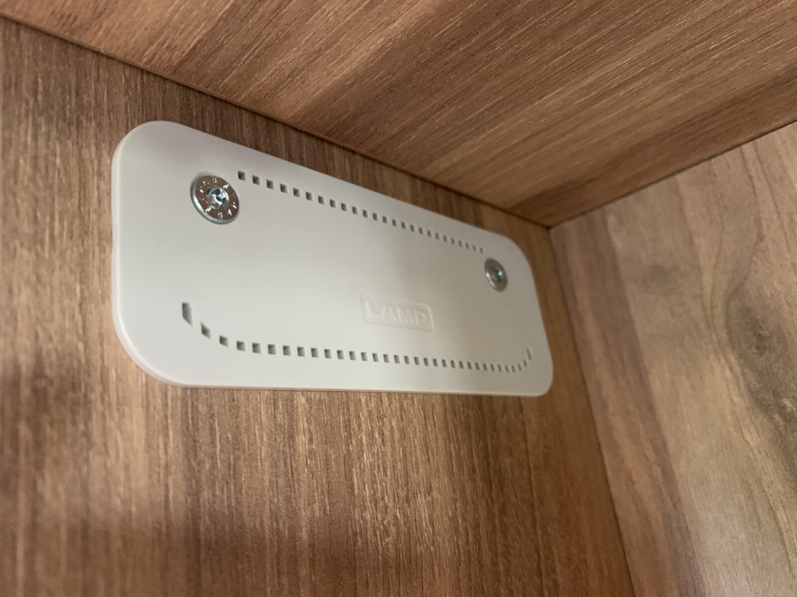 Coque Unique Ventilation Grip V2A (SUS304), Gris, 105mm (4-1/8) UTA-105GR. Coque de poignée de ventilation en acier inoxydable V2A (SUS304), mat satiné, pour tiroirs, armoires, environnements humides, livrée par Sugatsune / LAMP® (Japon) – Image 8