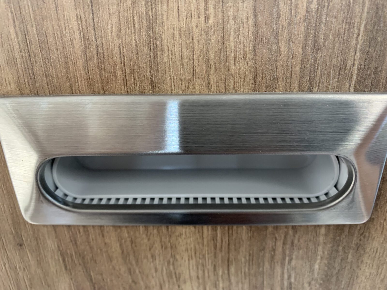 Coque Unique Ventilation Grip V2A (SUS304), Gris, 105mm (4-1/8) UTA-105GR. Coque de poignée de ventilation en acier inoxydable V2A (SUS304), mat satiné, pour tiroirs, armoires, environnements humides, livrée par Sugatsune / LAMP® (Japon) – Image 9