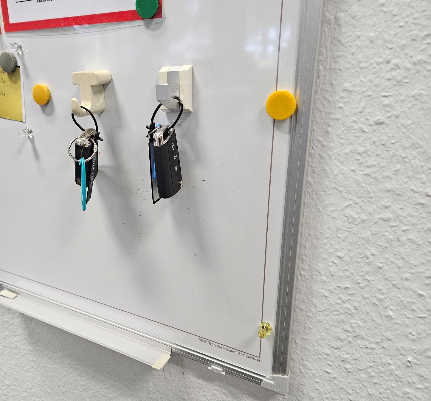 Crochet magnétique extra puissant, capacité de charge : 2 kg, surface : ivoire, 43,5 mm (1,8"), MJ-45I. Crochet à clés pour réfrigérateur, tableau magnétique, mur de clés, casier, armoire métallique, mur en métal et bien plus encore, par Sugatsune / LAMP® – Image 3