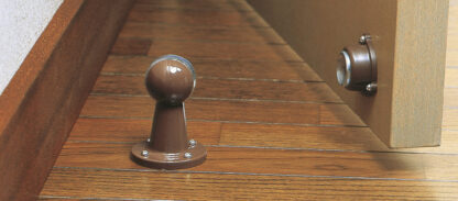 Porte magnétique. Le butoir de porte MI, MBR maintient la porte en position ouverte, de SUGATSUNE / Lamp (Japon) – Image 4