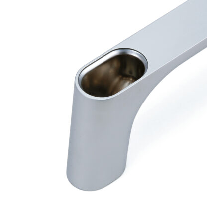 Poignée en alliage de zinc solide (ZDC) de haute qualité, chromée, satiné mat avec capuchons noirs, 125 mm (5 ») KMH-100-BL. Poignée de machine KMH-100-BL pour armoire industrielle, usine de production, construction mécanique, par Sugatsune / LAMP® ( – Image 3