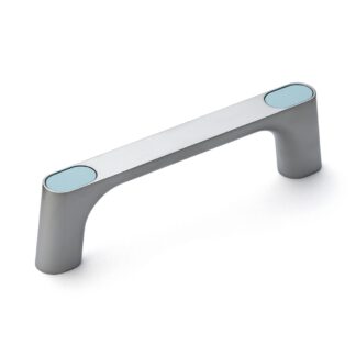 Poignée en alliage de zinc solide (ZDC) de haute qualité, chromée, satiné mat avec capuchons bleu clair, 145 mm (5,8 ») KMH-120-BU. Poignée de machine KMH-120-BU pour armoire industrielle, usine de production, construction mécanique, par Sugatsune / 