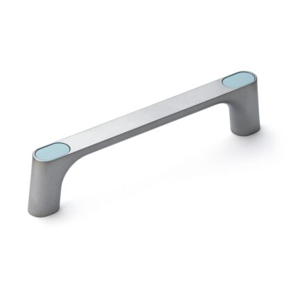 Poignée en alliage de zinc solide (ZDC) de haute qualité, chromée, satiné mat avec capuchons bleu clair, 175 mm (6,9 ») KMH-150-BU. Poignée de machine KMH-150-BU pour armoire industrielle, usine de production, construction mécanique, par Sugatsune /