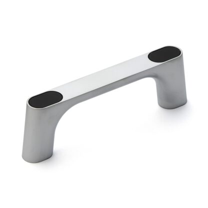 Poignée en alliage de zinc solide (ZDC) de haute qualité, chromée, satiné mat avec capuchons noirs, 125 mm (5 ») KMH-100-BL. Poignée de machine KMH-100-BL pour armoire industrielle, usine de production, construction mécanique, par Sugatsune / LAMP® (