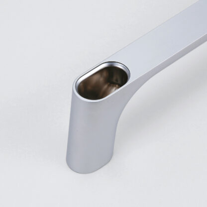 Poignée en alliage de zinc solide (ZDC) de haute qualité, chromée, satiné mat avec capuchons blancs, 145 mm (5,8 ») KMH-120-WT. Poignée de machine KMH-120-WT pour armoire industrielle, usine de production, construction mécanique, par Sugatsune / LAMP – Image 6