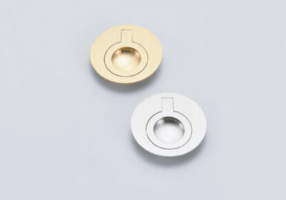 Poignée rabattable ronde en laiton, finition: bronze blanc, satiné mat, 51,2 mm (2.1 ») 580-WB. Poignée annulaire 580-WB pour camping-car, bateau, trappe d’inspection, porte d’inspection, par Sugatsune / LAMP® (Japon) – Image 2