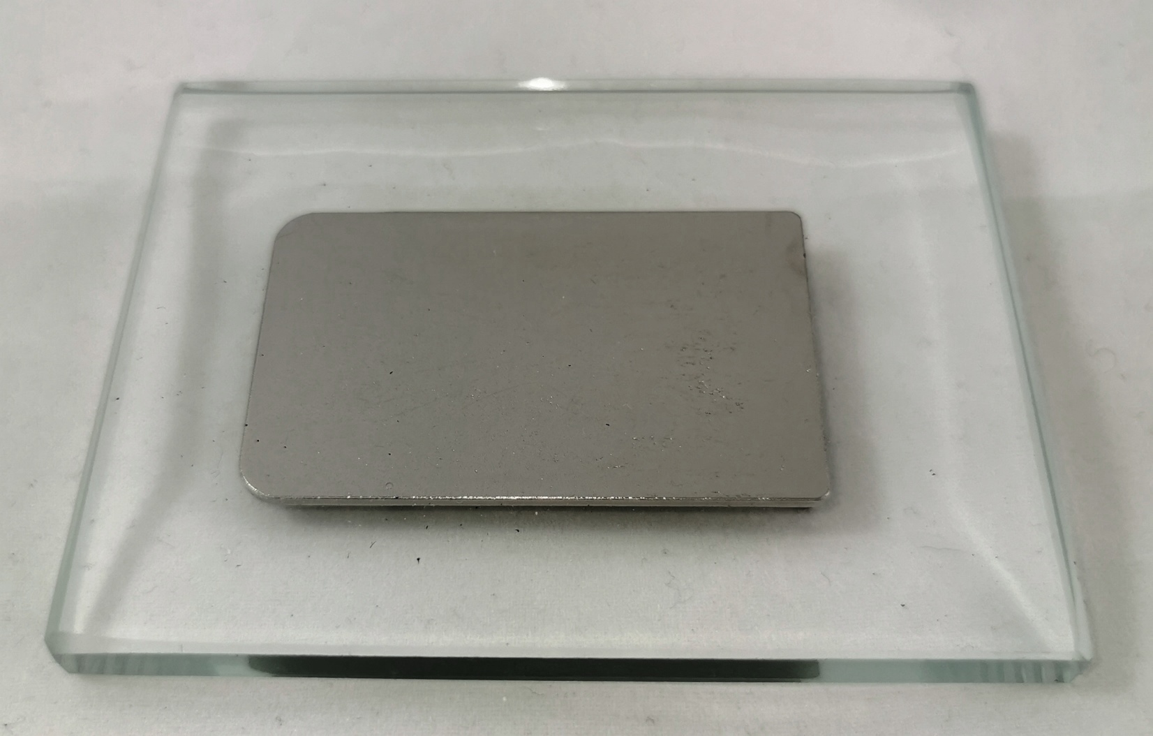 Jeu complet de charnières de miroir Tiomos Mirro, incluant amortisseur à fermeture douce, plaques de fixation et capuchon de couvercle, surface : nickelée, F029140325. Charnière en verre pour porte vitrée, porte miroir et bien plus encore, fabricant : GRASS – Image 2